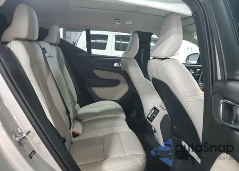 2024 Volvo Xc40 Plus z USA, uszkodzony, nr VIN YV4L12UL9R2354902